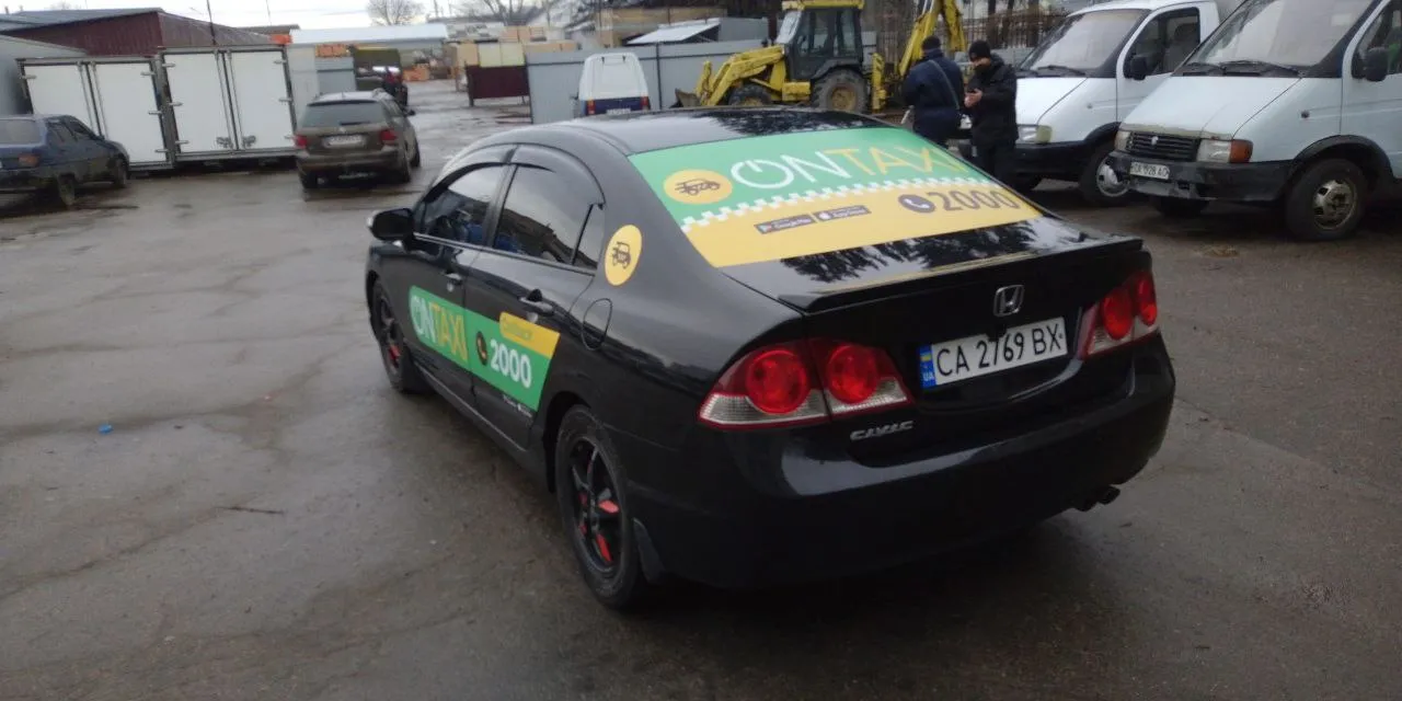 Рекламна поклейка на легковому авто Skoda для таксі